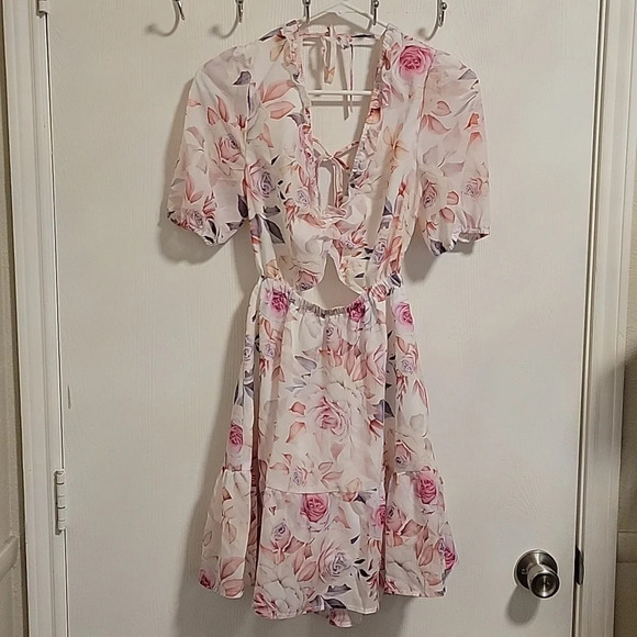 Adorable Dreas, size small, perfect for Spring! - Picture 1 of 5